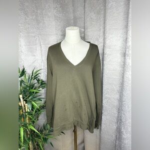 WILT Women’s V-Neck Asymmetrical Hem Long Sleeve Top in Military Green Large